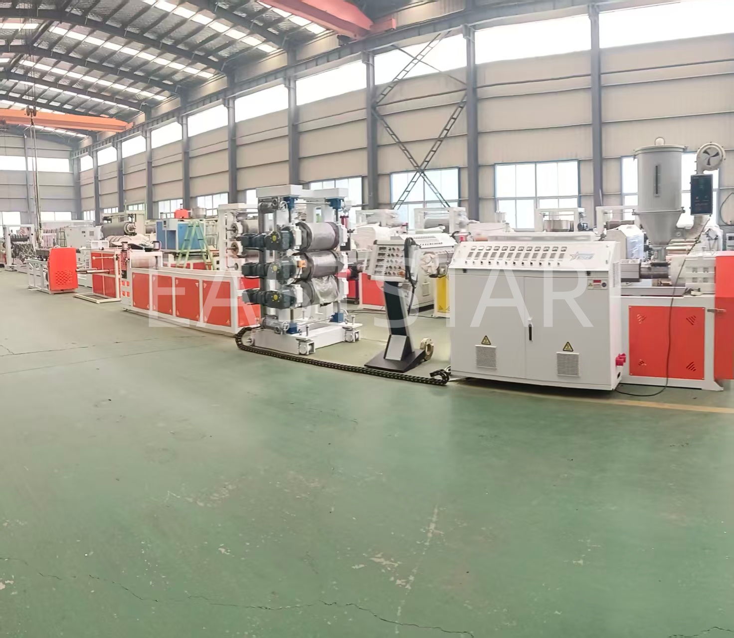 EASTSTR го унапредува производството на листови POK со иновативна линија за истиснување со високи перформанси