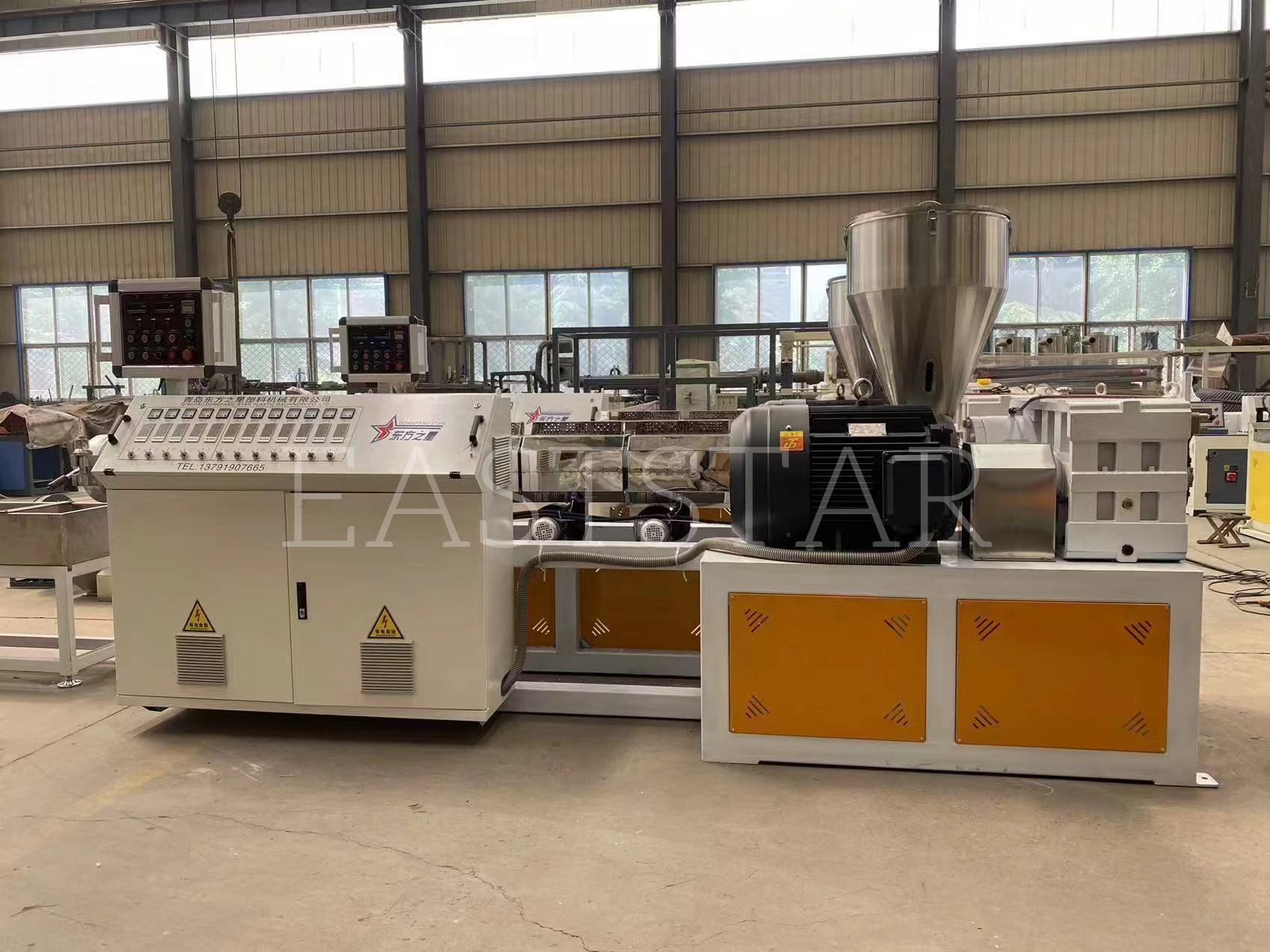 Нашиот технички тим спроведува прецизно склопување на паралелниот гранулатор со два завртки TSSK65 за нашиот арапски клиент