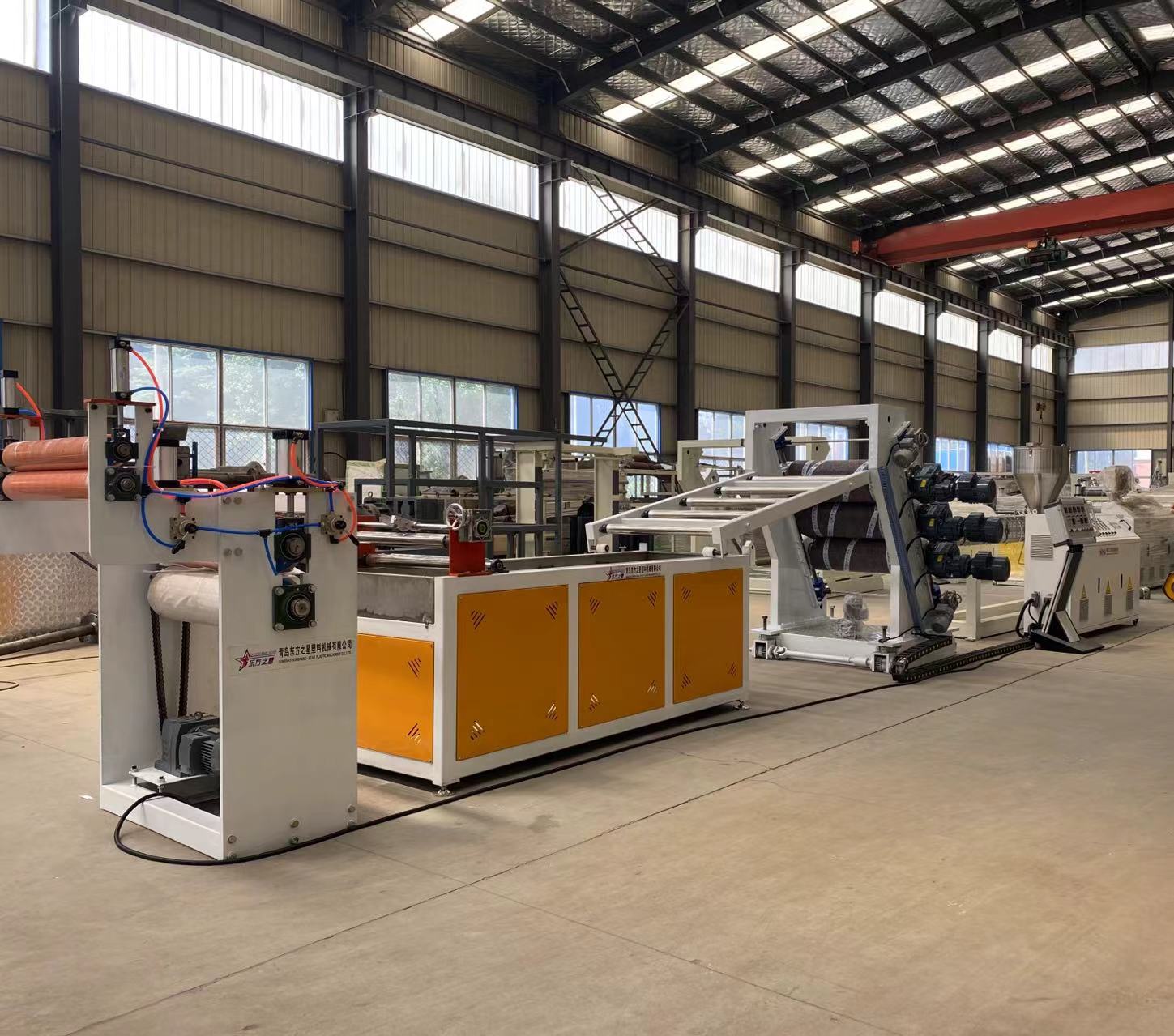 Професионалните ПВЦ флексибилни решенија за производство на завеси за врата овозможуваат ефикасно производство на индустриски завеси за врата