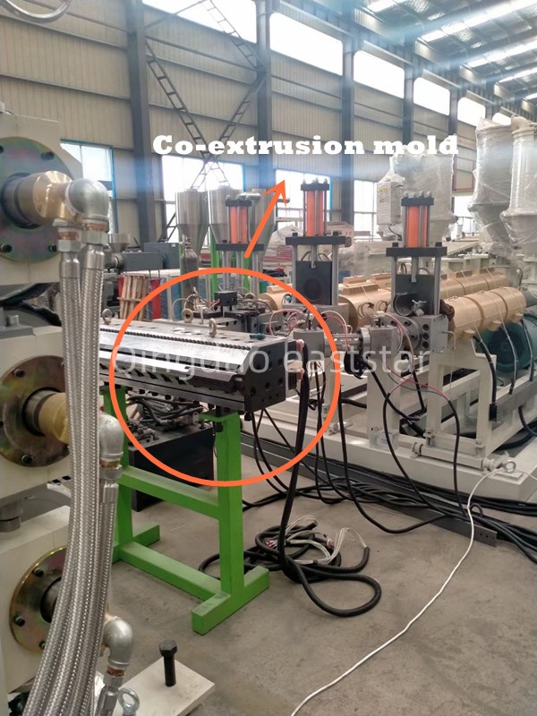 Професионалната линија за производство на повеќеслојни ко-истиснување на листови овозможува производство на композитни материјали со високи перформанси